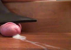 لباس در لاتکس سیاه و بازی سکس دوجنسه زن با زن با Doxy Magic Wand